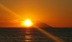 Tramonto col vulcano Stromboli